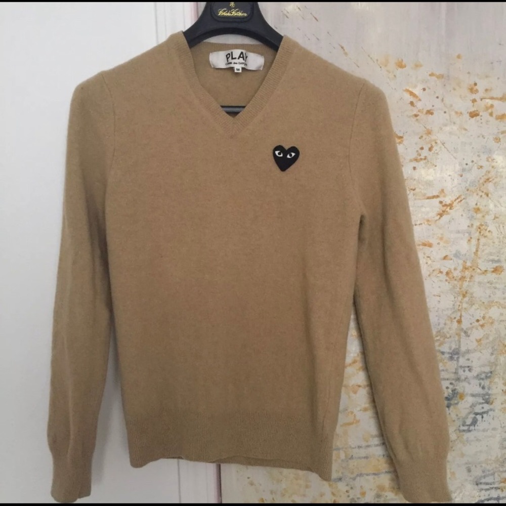 Comme des Garçons play camel v neck sweater M